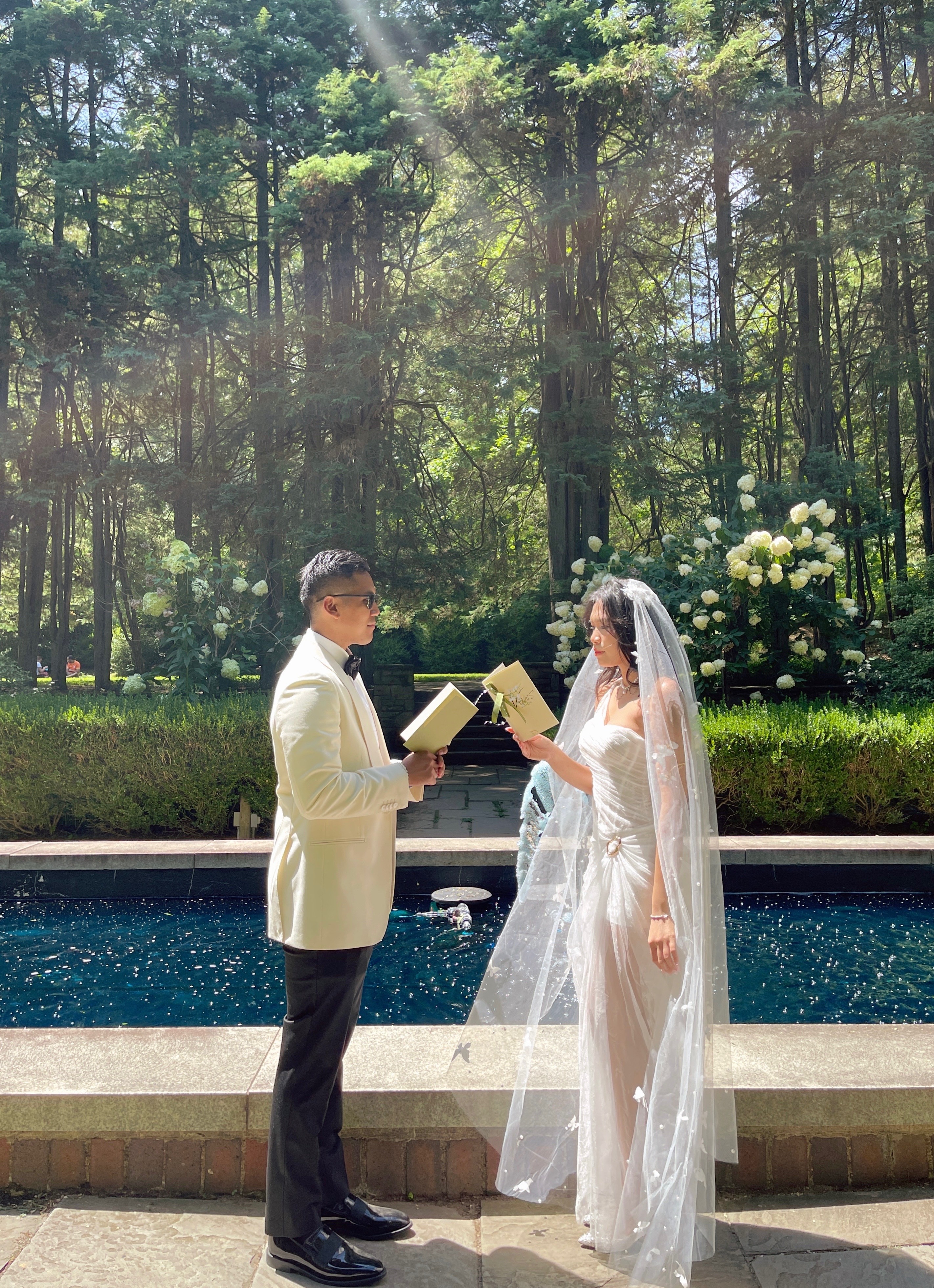 Aldo and Thư reading their vows by the pool