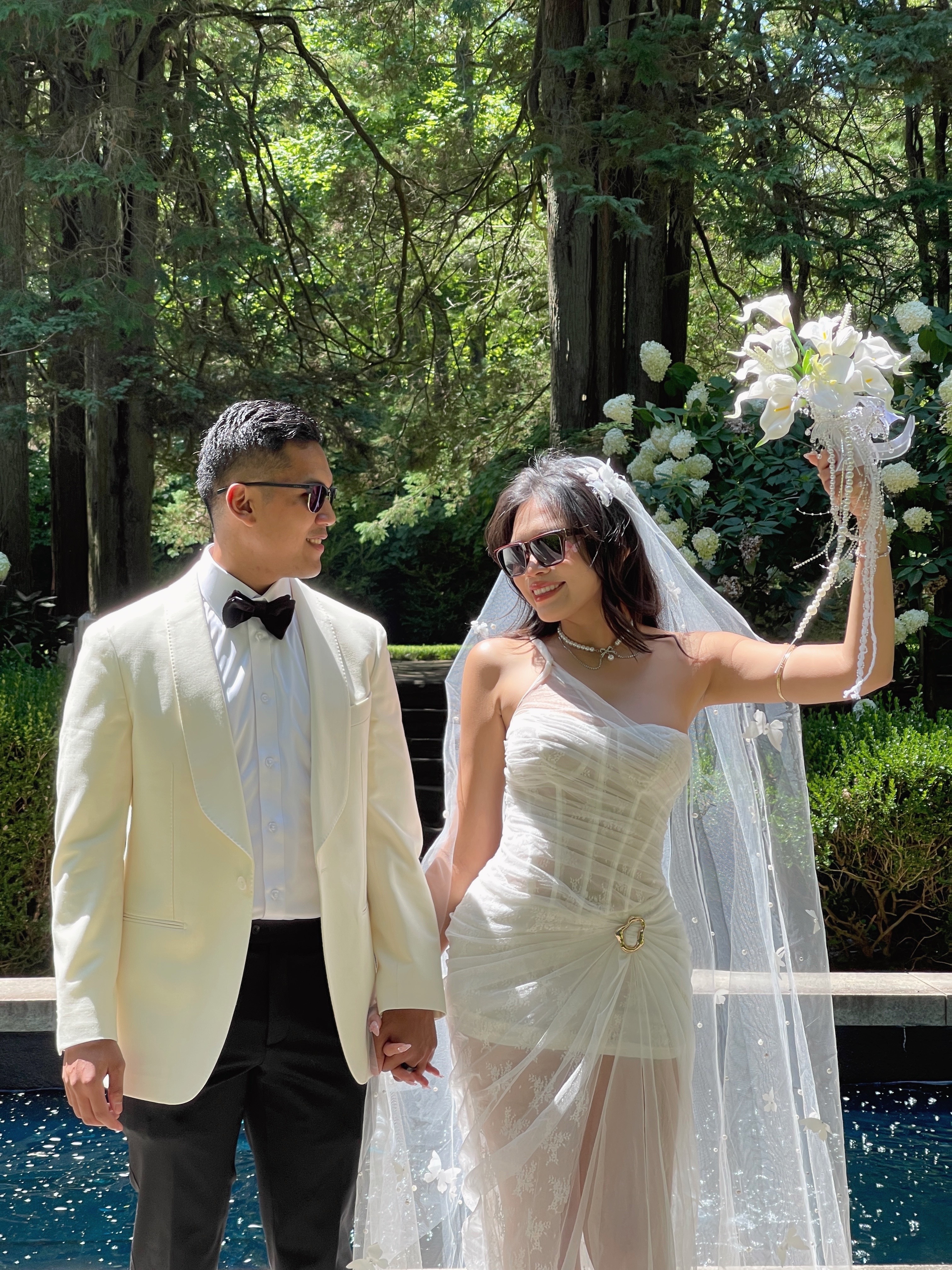 Aldo and Thư holding hands by the pool