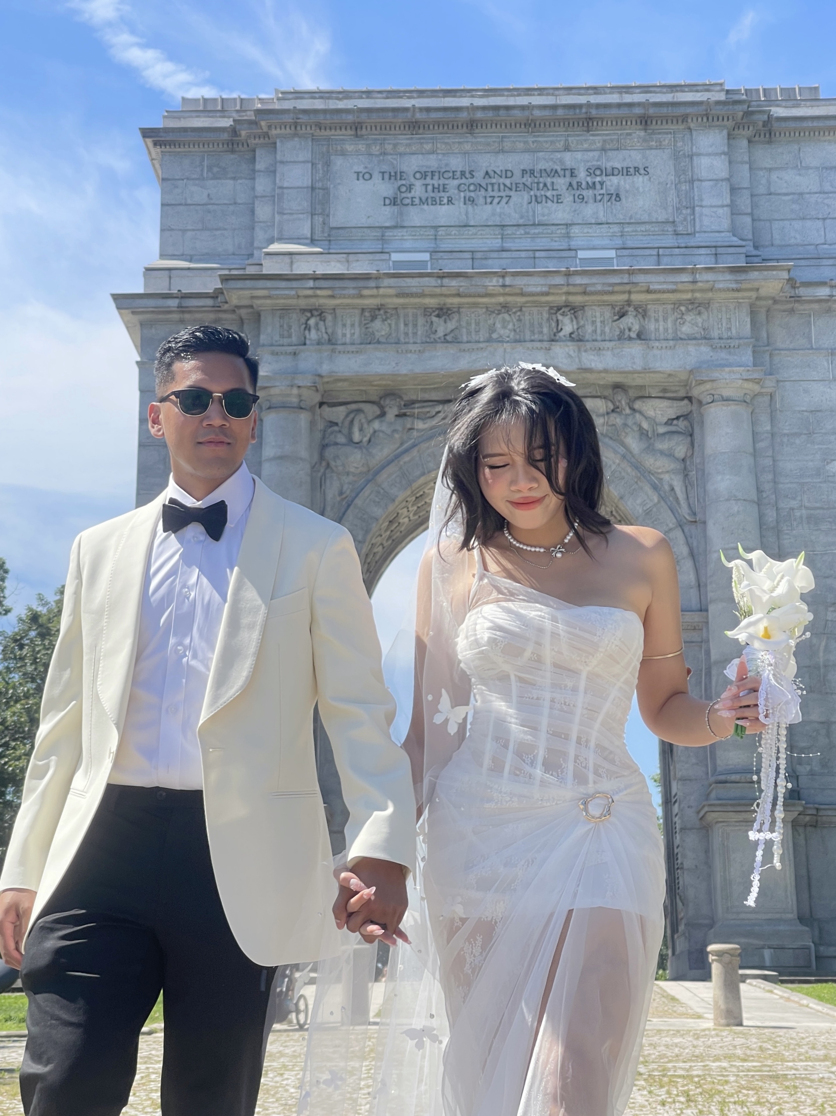 Aldo carrying Thư at Valley Forge National Memorial Arch