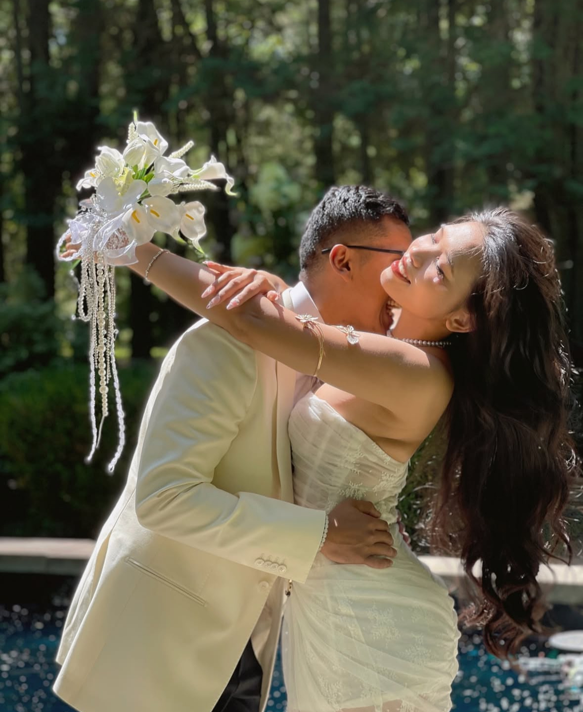 Aldo and Thư embracing by the pool