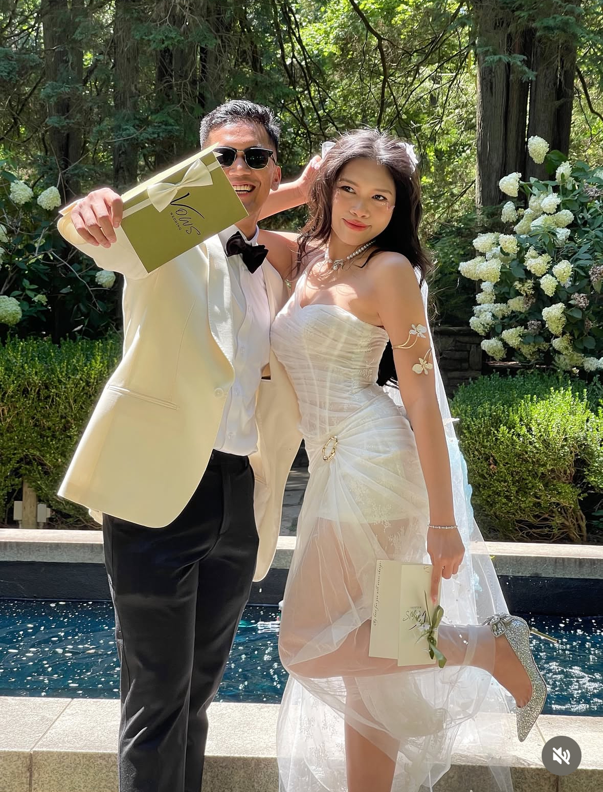 Aldo and Thư with their vow books